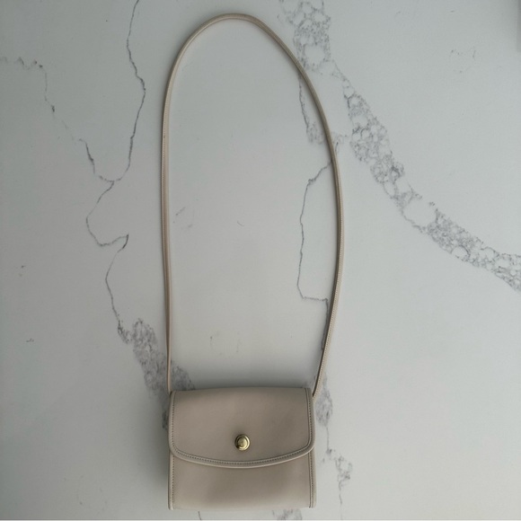 Vintage Coach Chrystie Crossbody 90s Small Handbag in Cream and Brass - Picture 3 of 10